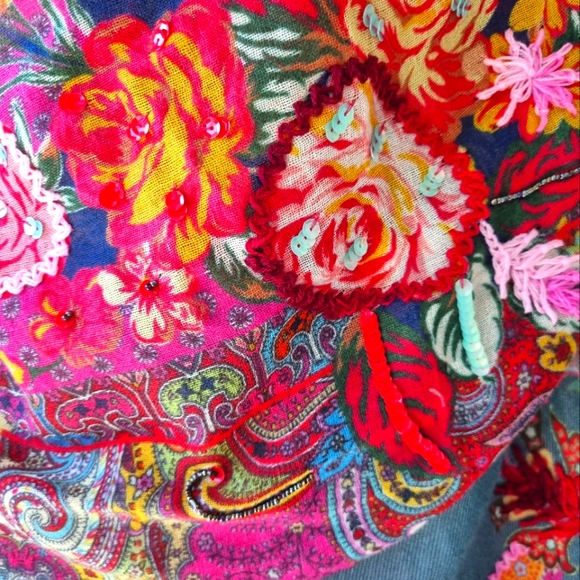 Floral wool embroidered scarf - Picture 7 of 7